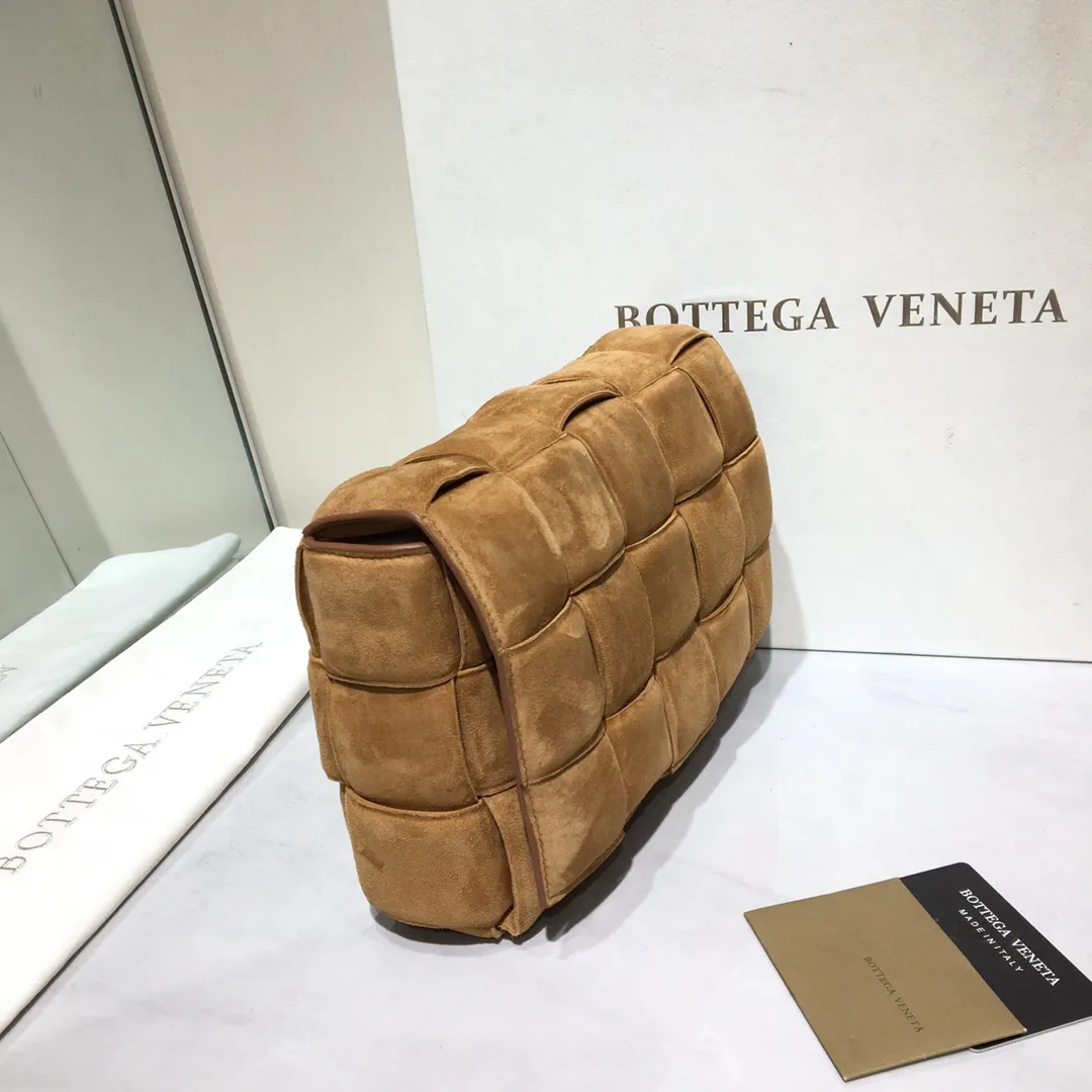 The Veneta Cassette pillow bag is made of soft frosted calfskin + aged matte gold buckle, very very fashionable! ! The leather feels super comfortable to the touch, and it has adjustable spaghetti straps with a signature triangle buckle. Size:26cm*18cm*8cm